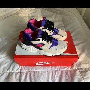 Nike Huarache Run - Size 5.5 Y